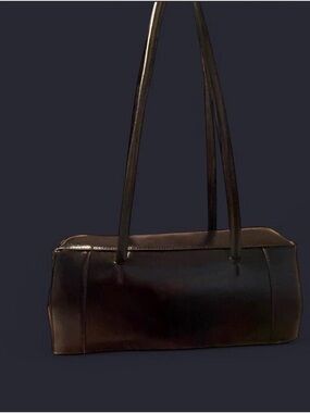 Classic Black Leather Shoulder Bag - Sophisticated Everyday Tote